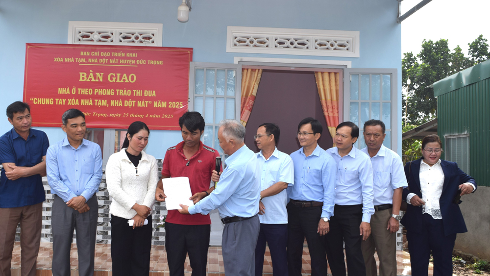 Đức Trọng: Trao nhà cho hộ nghèo, hộ cận nghèo