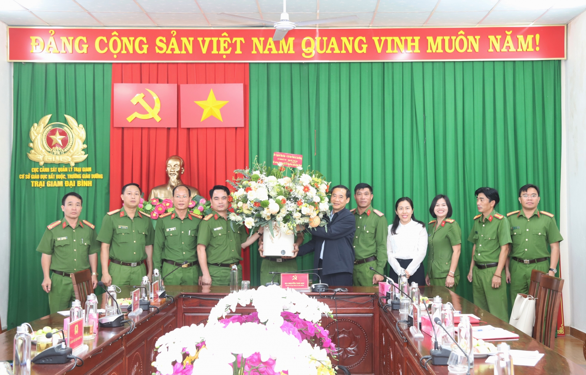 Quyền Bí thư Tỉnh ủy Lâm Đồng Nguyễn Thái Học thăm, chúc mừng Trại Giam Đại Bình nhân kỷ niệm 50 năm thành lập