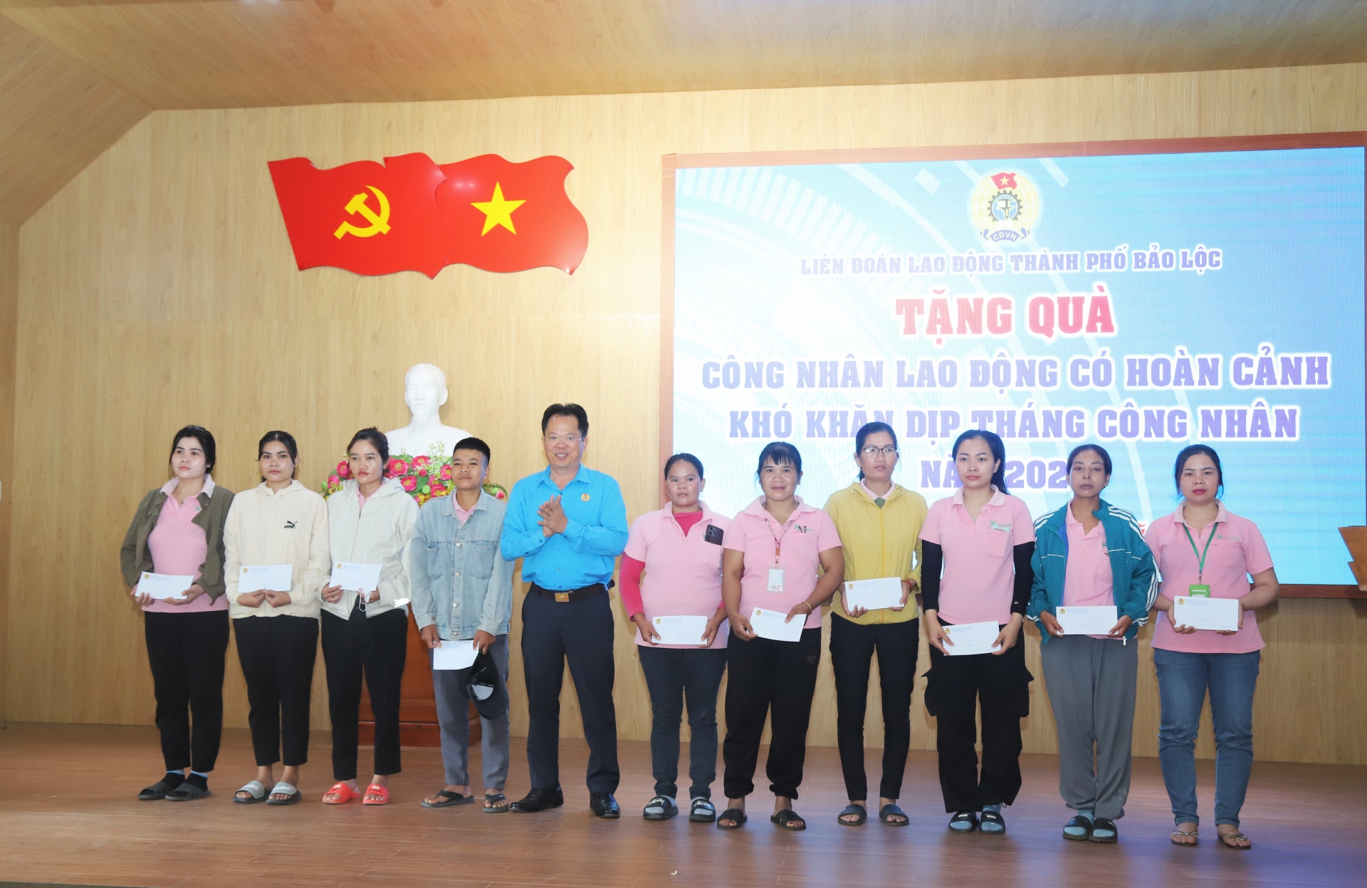 Bảo Lộc: Phát động Tháng Công nhân năm 2025 và tặng quà cho người lao động khó khăn