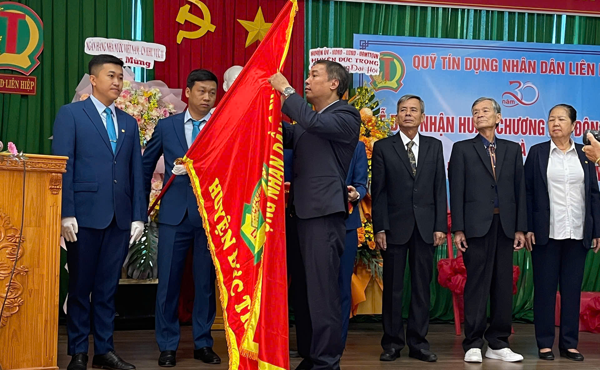 Quỹ Tín dụng Nhân dân Liên Hiệp đón nhận Huân chương Lao động hạng Ba