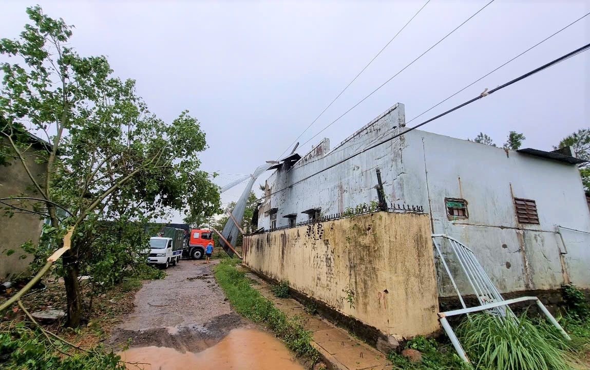 Bảo Lộc: Mưa đá kèm lốc xoáy làm tốc mái nhiều nhà dân