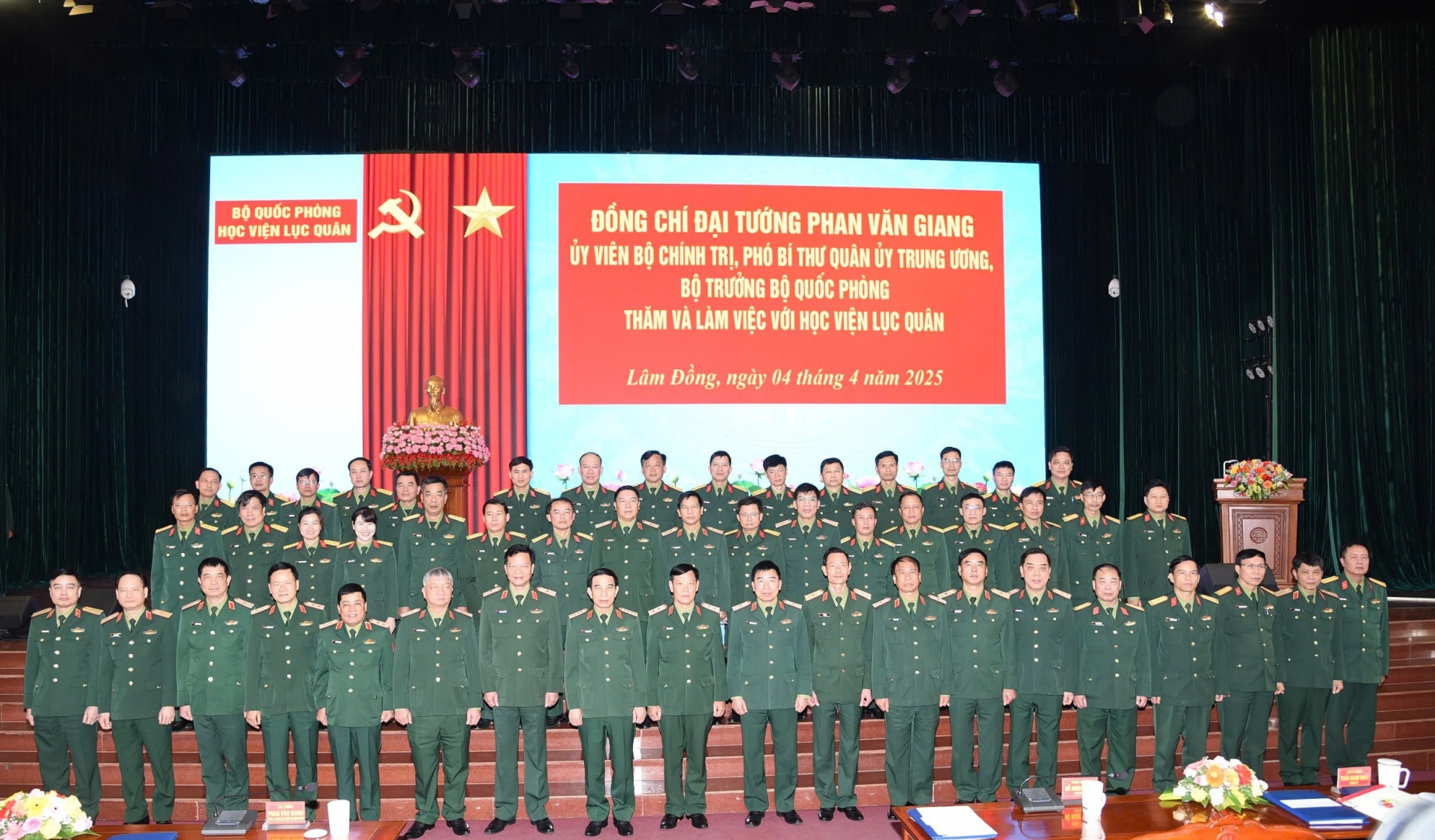 Bộ trưởng Bộ Quốc phòng Phan Văn Giang thăm, làm việc tại Học viện Lục quân
