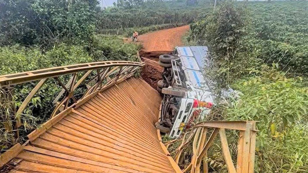 Bảo Lâm: Xe tải chở phân làm sập cầu, hàng trăm hộ dân bị ảnh hưởng