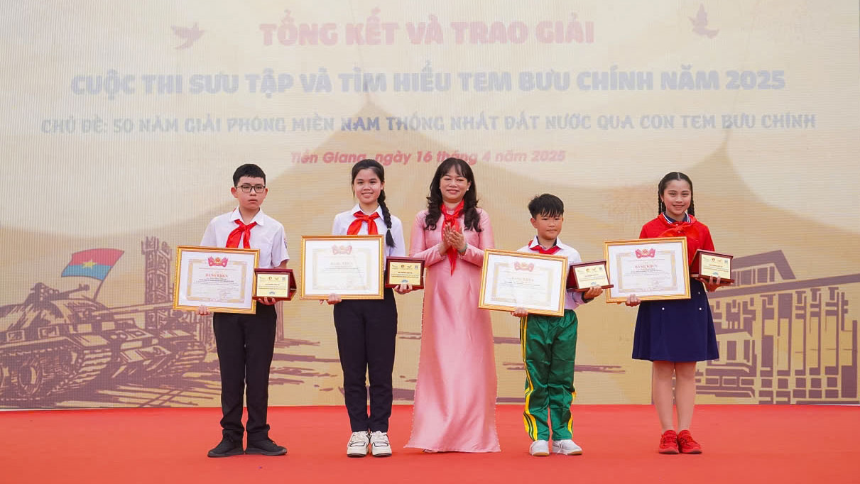 Hai học sinh Lâm Đồng đạt giải cao tại Cuộc thi Sưu tập và tìm hiểu tem bưu chính về Ngày Giải phóng miền Nam