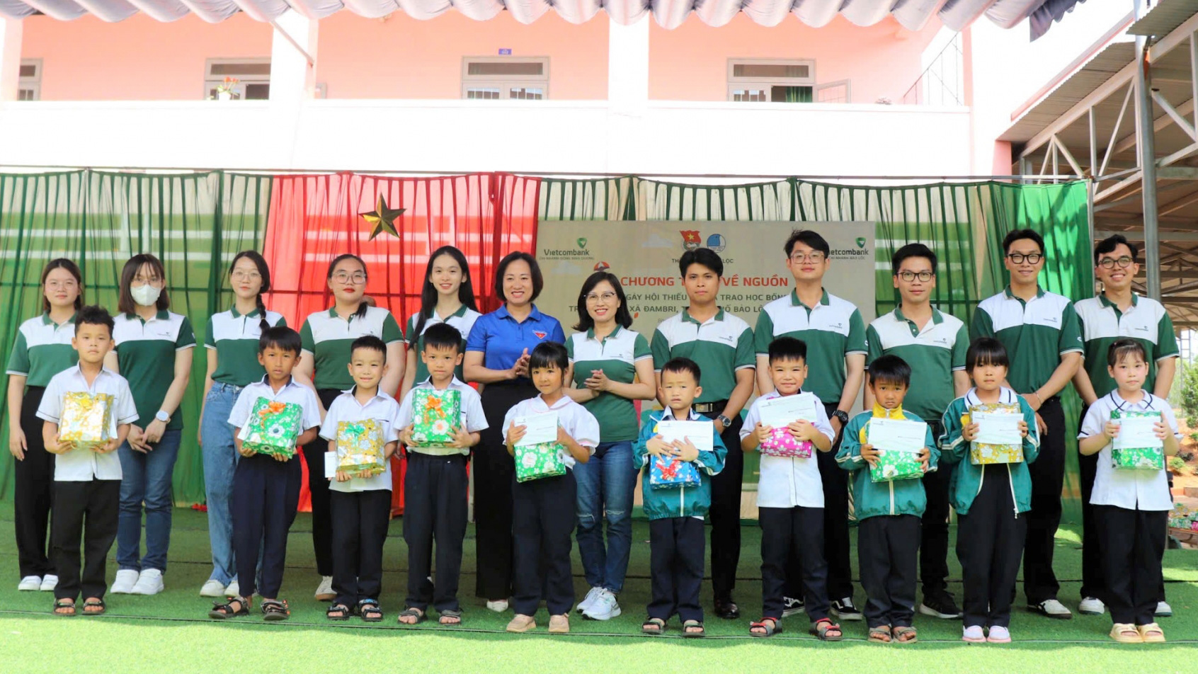 Bảo Lộc: Ngày hội thiếu nhi và trao tặng học bổng cho học sinh vượt khó