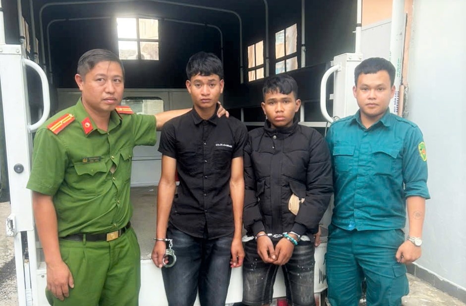 Bắt quả tang 2 thanh thiếu niên tàng trữ trái phép chất ma túy