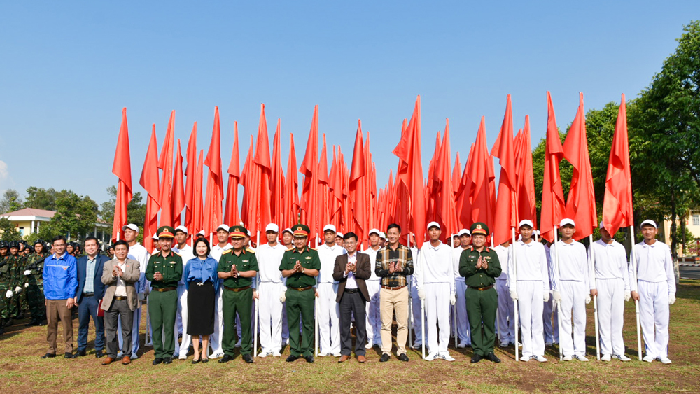 Phó Chủ tịch UBND tỉnh Lâm Đồng Đinh Văn Tuấn thăm, động viên lực lượng tham gia diễu binh, diễu hành