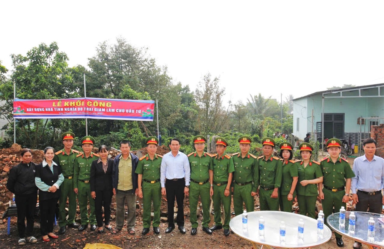 Xây nhà tình nghĩa tặng gia đình thân nhân liệt sĩ