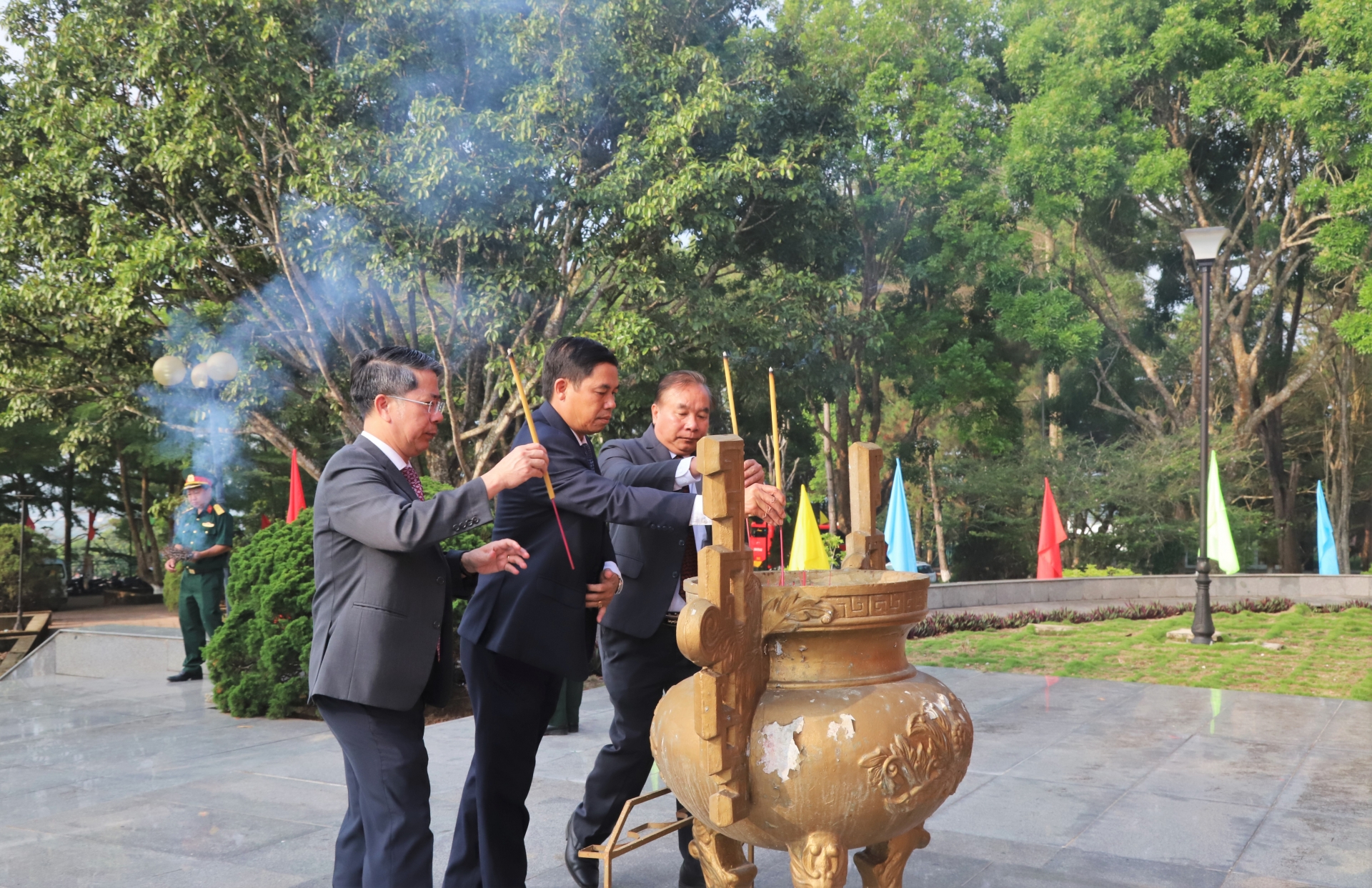 Tưởng nhớ, tri ân các anh hùng liệt sĩ nhân kỷ niệm 50 năm Ngày Giải phóng miền Nam, thống nhất đất nước
