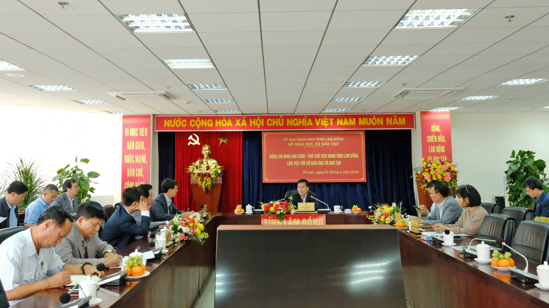Phó Chủ tịch UBND tỉnh Lâm Đồng Đinh Văn Tuấn làm việc với Sở Giáo dục và Đào tạo