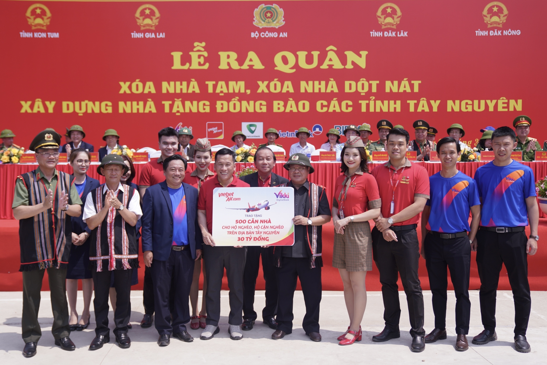Hỗ trợ 500 căn nhà mới, Vietjet và Vikki Digital Bank chung tay xoá nhà tạm, nhà dột nát cho người dân