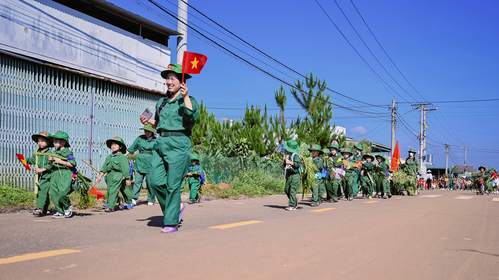 Gần 300 học sinh mầm non hào hứng “khoác áo lính” mừng ngày thống nhất