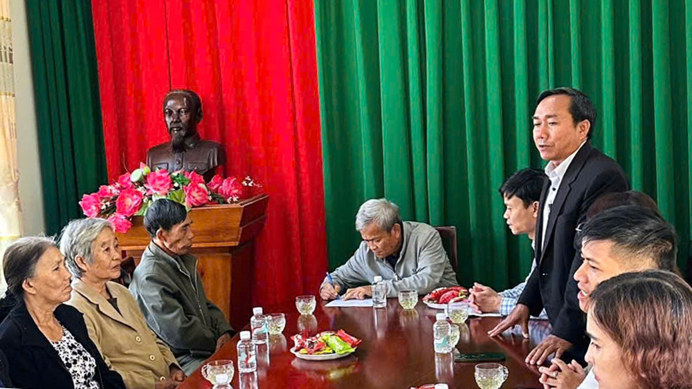 Bảo Lâm: Thăm, tặng quà các chiến sĩ cách mạng bị địch bắt, tù đày
