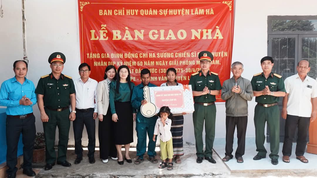 Lâm Hà: Trao tặng nhà nghĩa tình quân - dân cho chiến sĩ dân quân cơ động