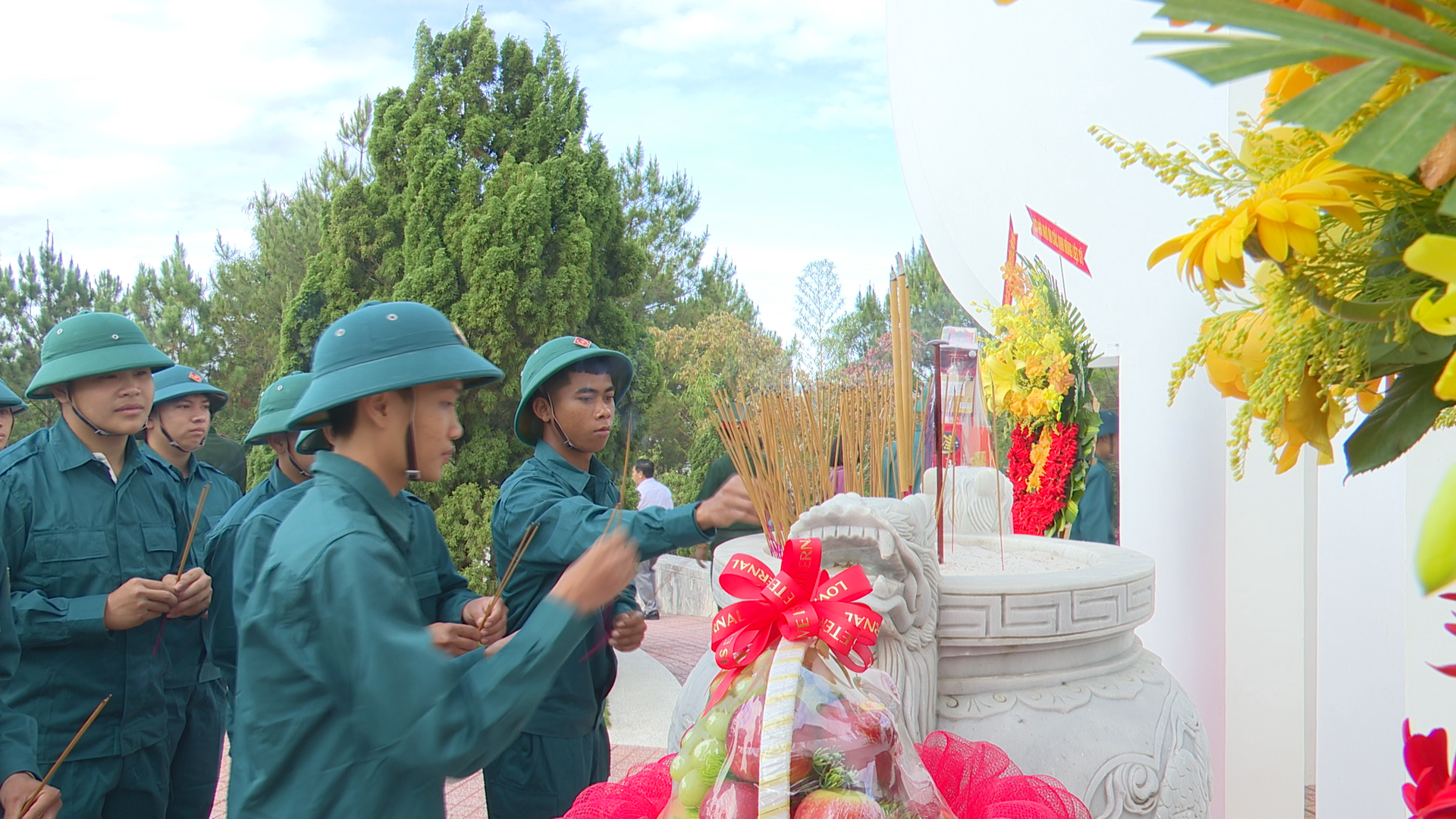 Huyện Lâm Hà viếng Đài tưởng niệm các anh hùng liệt sĩ nhân 50 năm Giải phóng Lâm Đồng