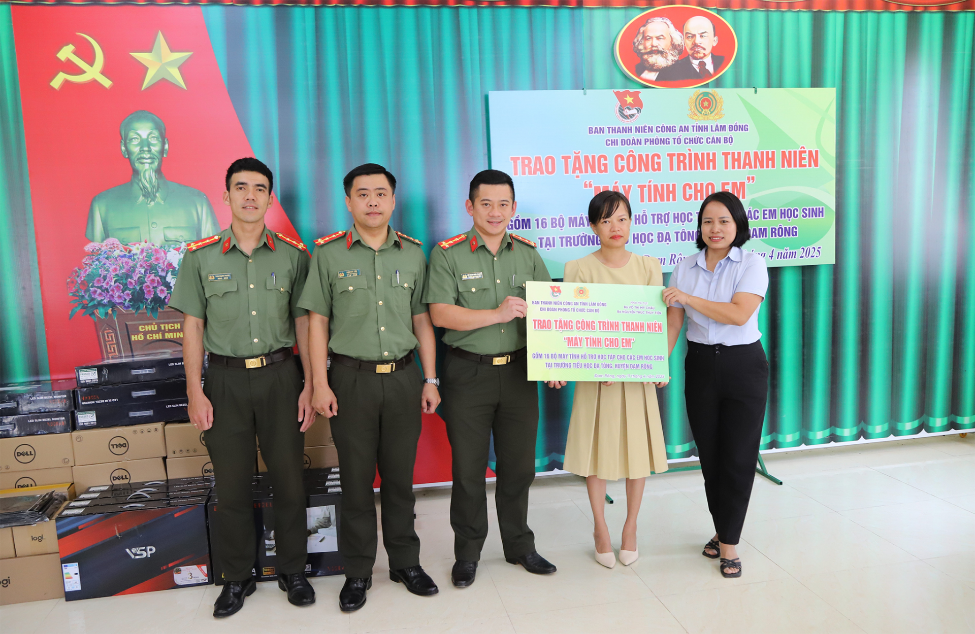 Thanh niên Công an Lâm Đồng tặng máy tính cho học sinh vùng sâu