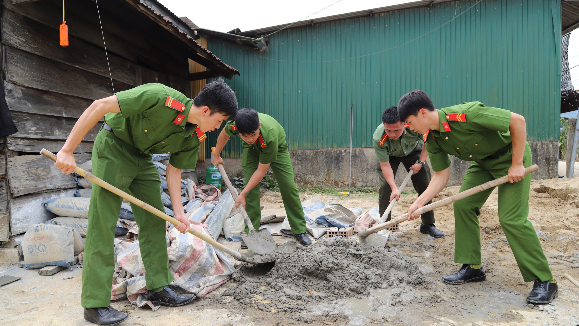 Chung tay xây nhà ở cho người nghèo