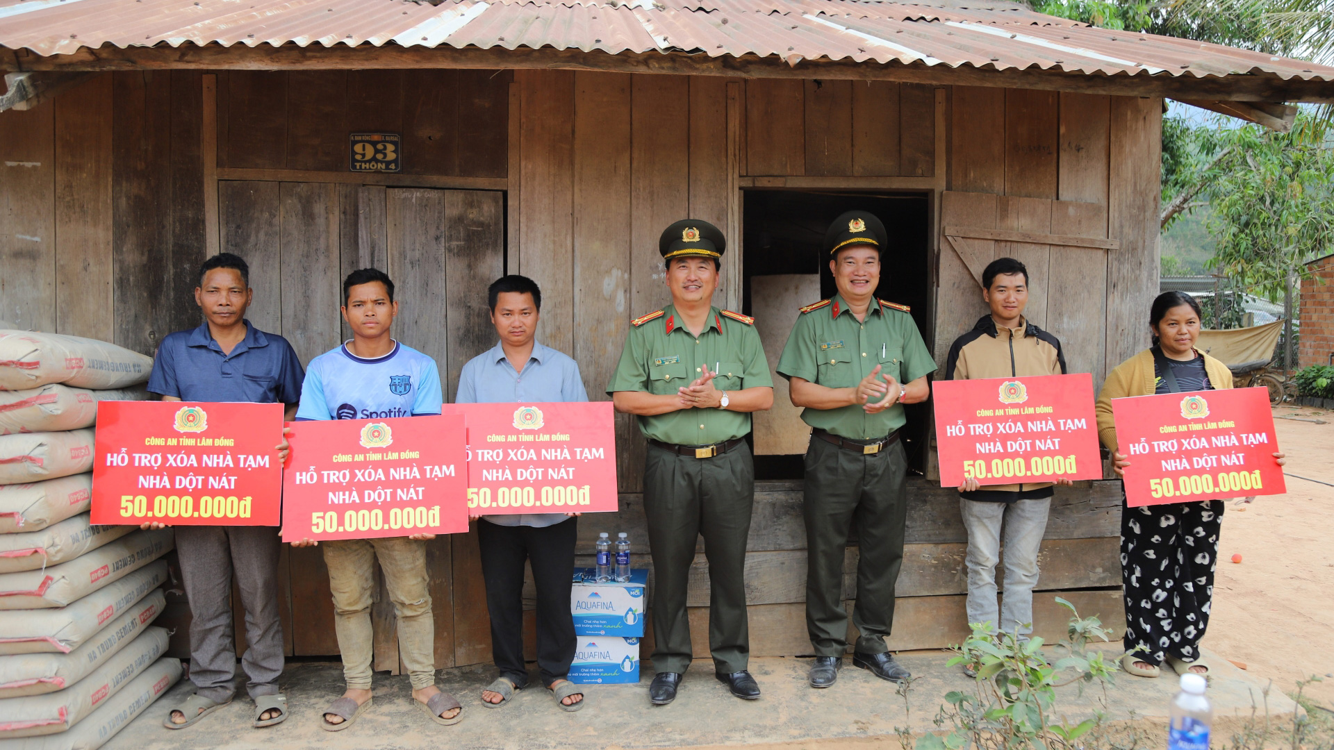 Công an Lâm Đồng hỗ trợ kinh phí xóa nhà tạm cho 19 hộ dân huyện Đam Rông