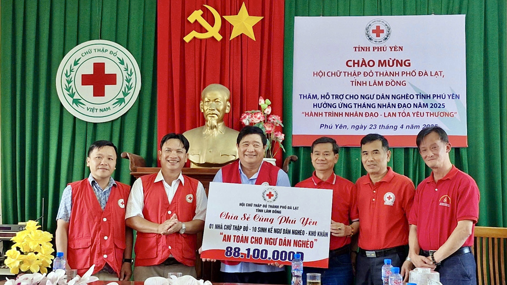 Hội Chữ thập đỏ Đà Lạt trao hơn 88 triệu đồng cho ngư dân nghèo, khó khăn ở Phú Yên