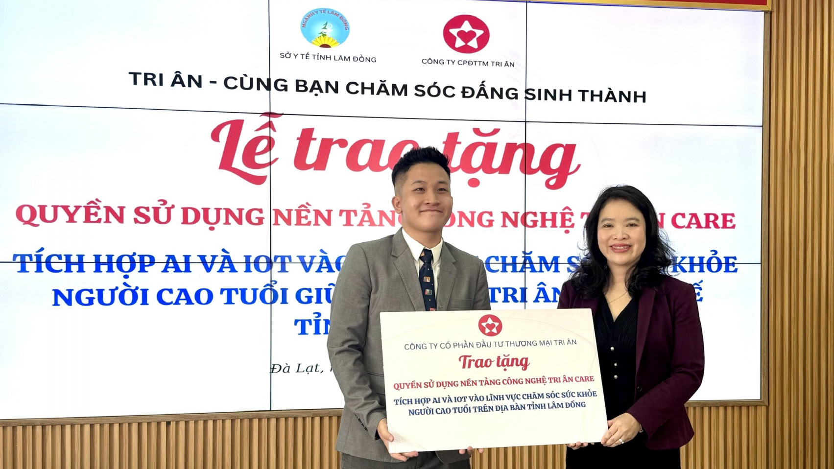 Trao tặng quyền sử dụng nền tảng công nghệ Tri Ân Care chăm sóc sức khoẻ người cao tuổi