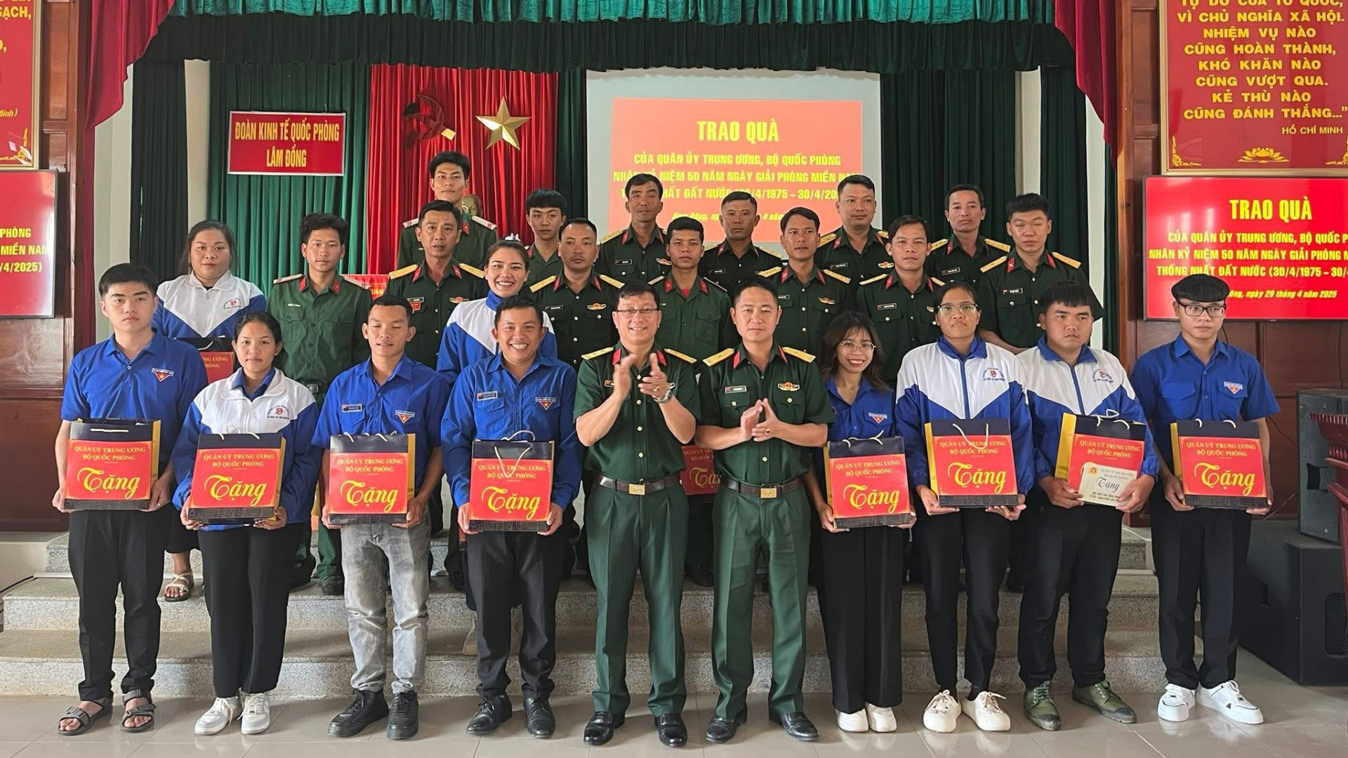 Trao quà của Quân ủy Trung ương, Bộ Quốc phòng cho quân nhân tại Lâm Đồng