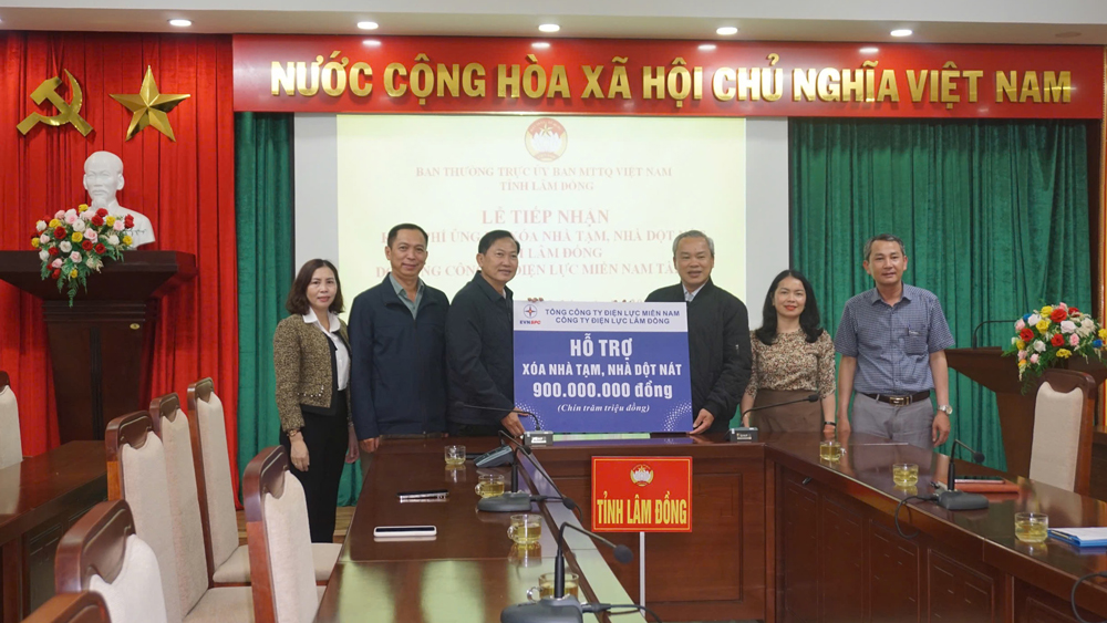 Tổng Công ty Điện lực miền Nam trao tặng Lâm Đồng 900 triệu đồng hỗ trợ xóa nhà tạm, nhà dột nát