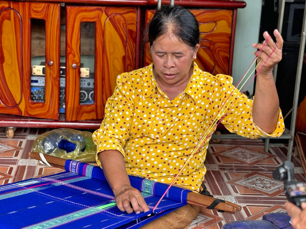 Những sợi chỉ dệt sắc màu Đam Pao (Bài 2)