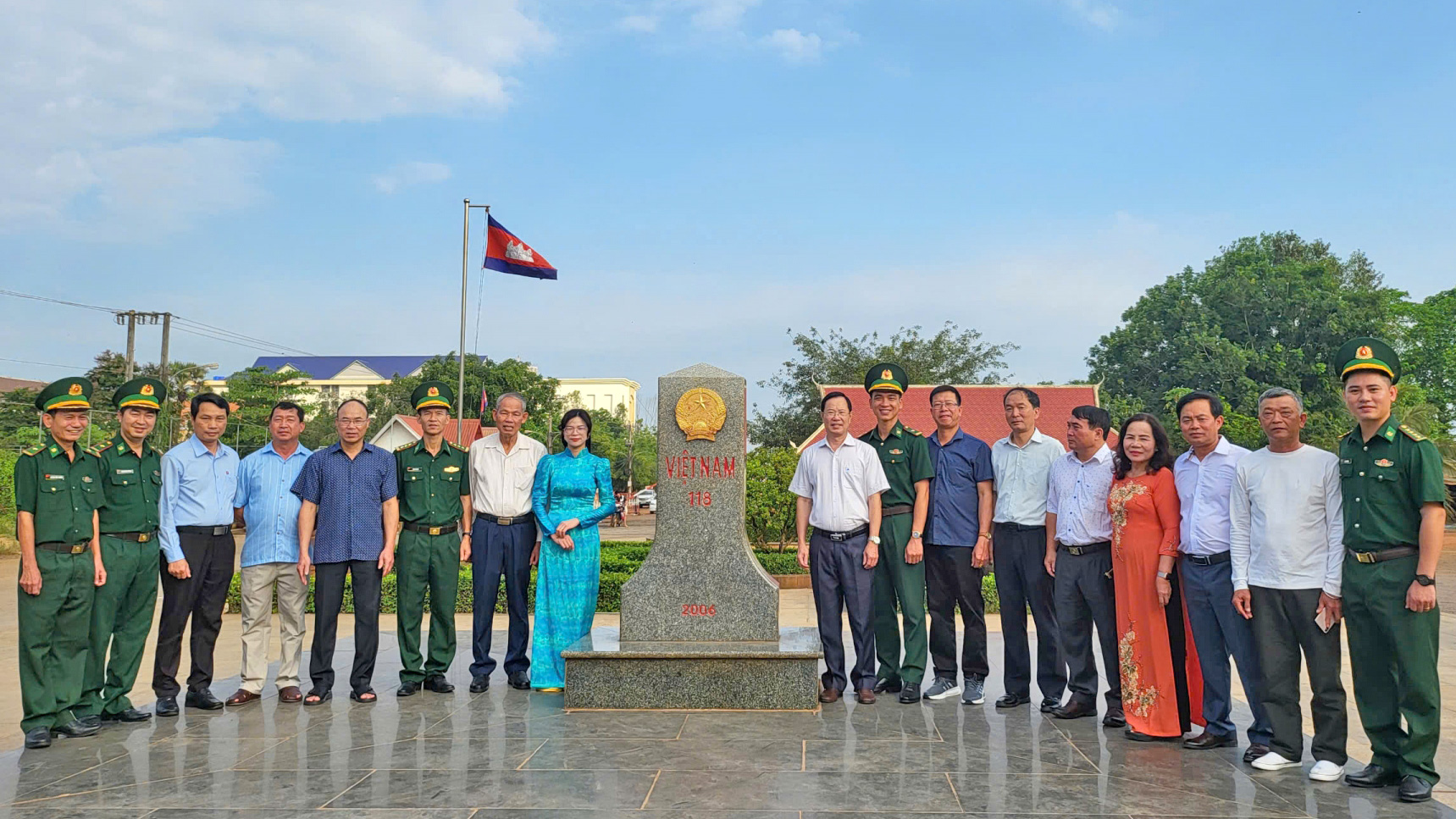 Đoàn công tác tỉnh Lâm Đồng thực hiện nghi thức chào cờ tại cửa khẩu Quốc tế Xa Mát - Tây Ninh