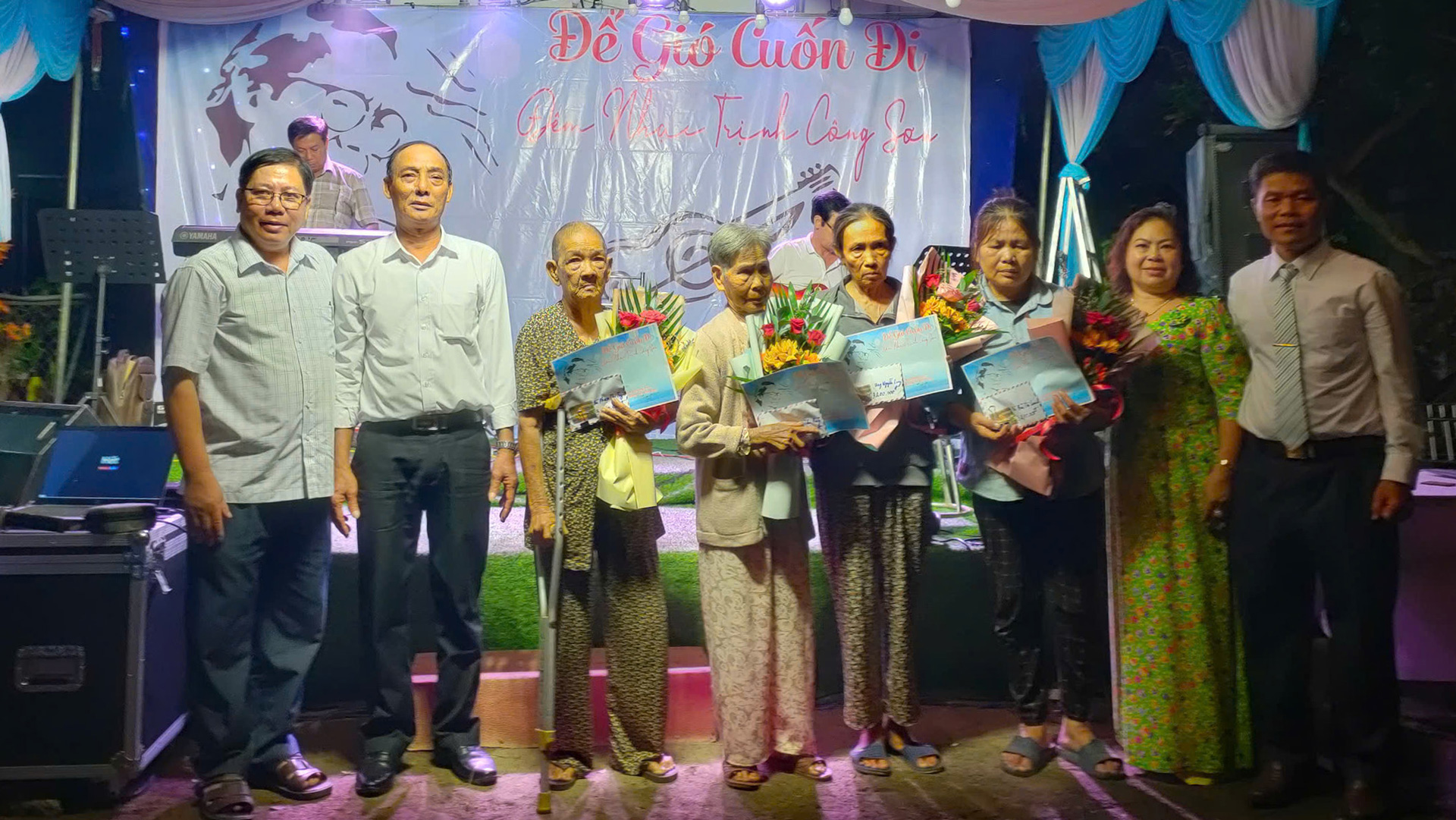 Đêm nhạc kết nối vòng tay nhân ái
