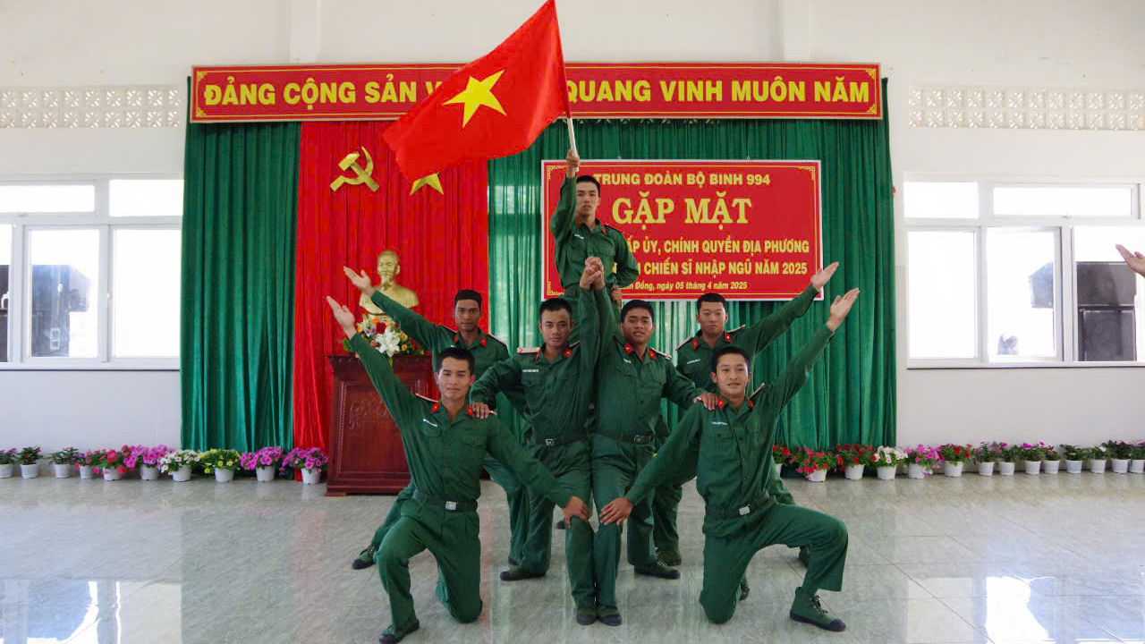 Lãnh đạo các địa phương thăm chiến sĩ mới tại Trung đoàn Bộ binh 994