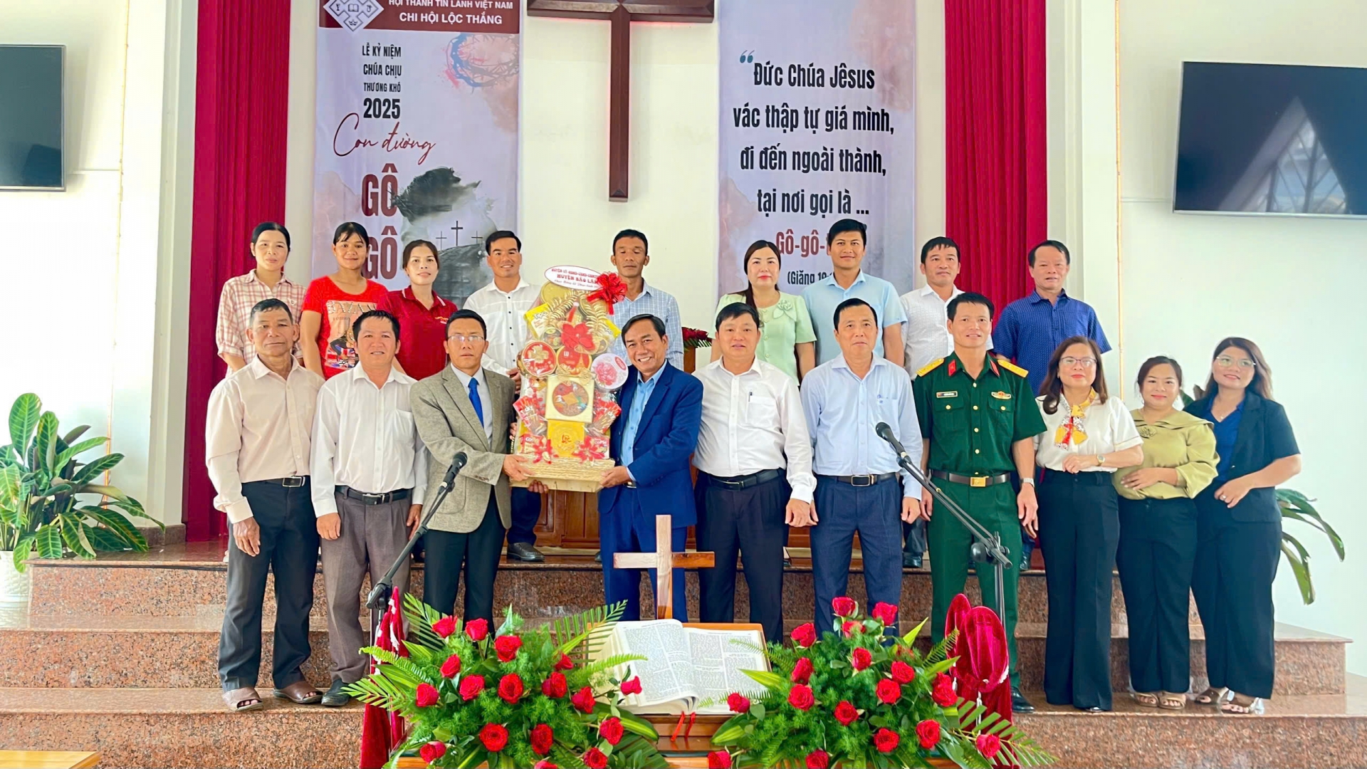 Lãnh đạo huyện Bảo Lâm thăm, tặng quà các cơ sở tôn giáo nhân dịp lễ Phục sinh 2025
