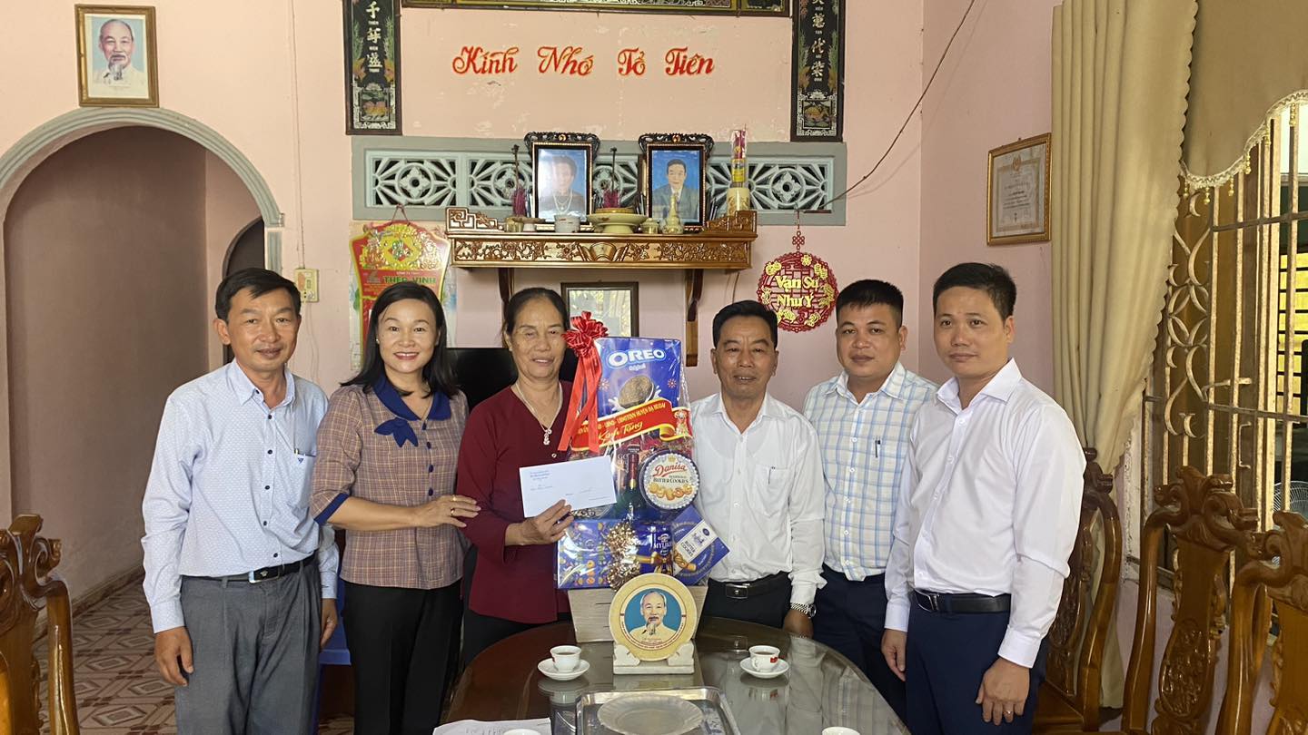 Đạ Huoai: Thăm hỏi và tặng quà gia đình chính sách nhân dịp  30/4