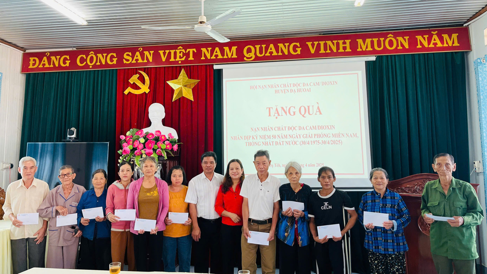 Đạ Huoai: Trao tặng quà cho nạn nhân chất độc da cam nhân