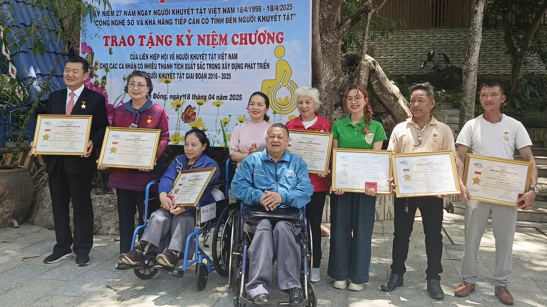 Trao tặng Kỷ niệm chương Vì hạnh phúc của người khuyết tật Việt Nam cho 97 cá nhân