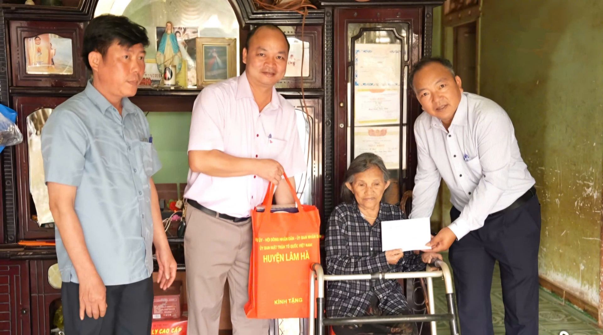 Lâm Hà: Thăm, tặng quà gia đình có công với cách mạng là đồng bào dân tộc thiểu số Tây Nguyên