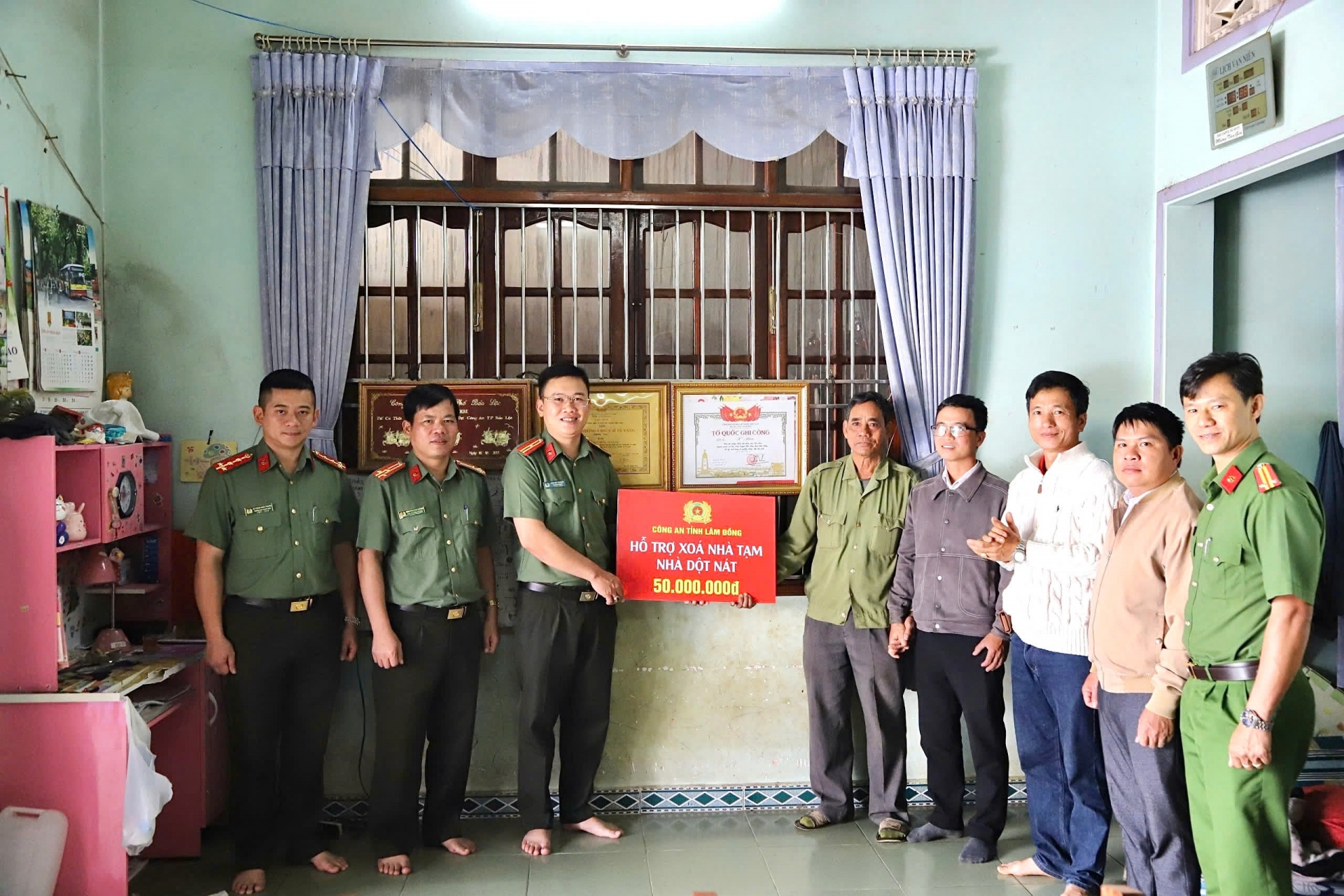 Công an Lâm Đồng hỗ trợ gia đình liệt sĩ sửa chữa nhà