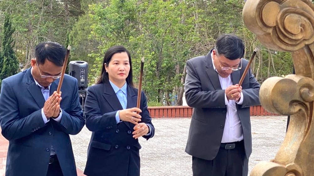 Lạc Dương: Viếng Đài tưởng niệm các anh hùng liệt sỹ nhân kỷ niệm 50 năm Ngày Giải phóng Lâm Đồng
