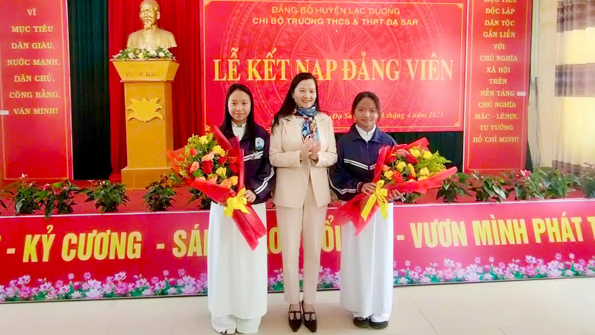 Lạc Dương: 3 học sinh đầu tiên được kết nạp Đảng