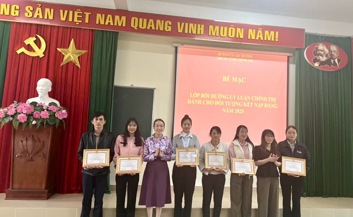 Lạc Dương: Trao chứng nhận bồi dưỡng nhận thức về Đảng cho 63 quần chúng ưu tú