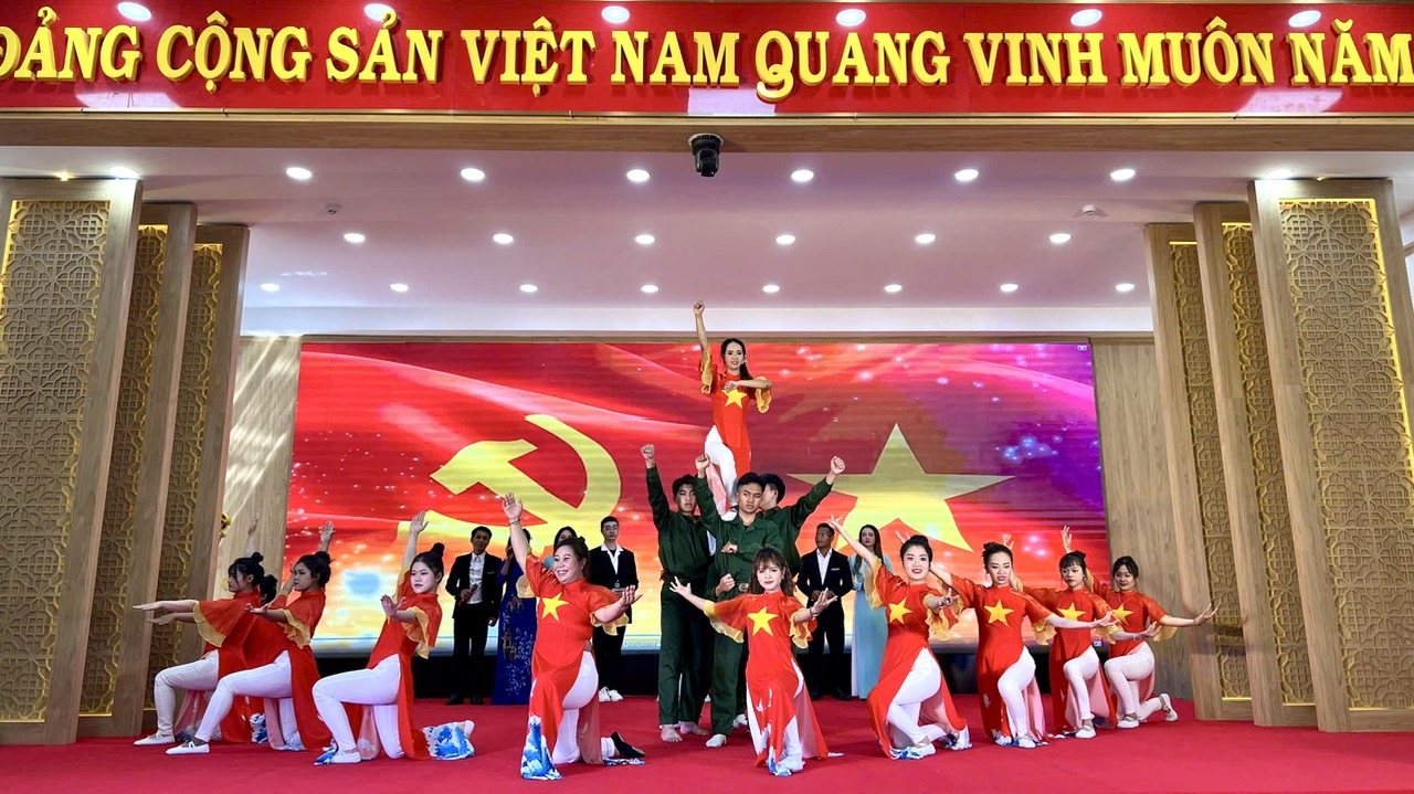 Lạc Dương: Liên hoan Nhóm tuyên truyền ca khúc cách mạng chào mừng ngày thống nhất đất nước