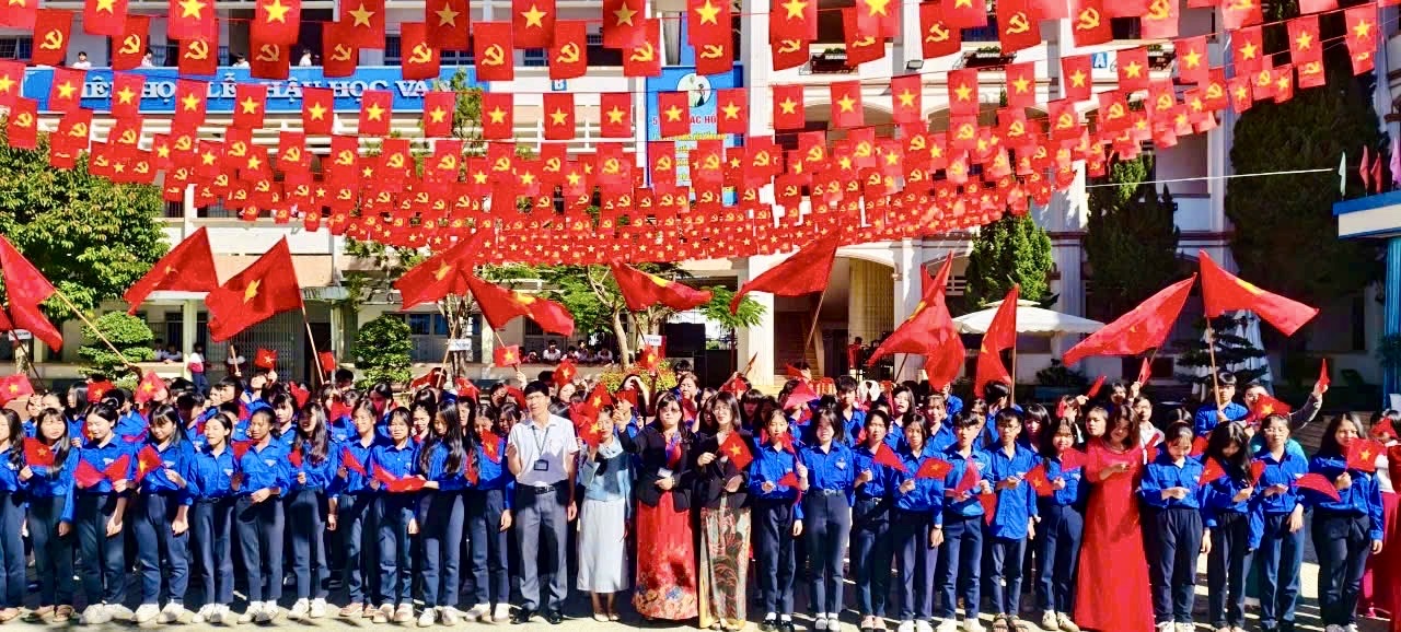 Cờ hoa rực rỡ, mừng ngày thống nhất
