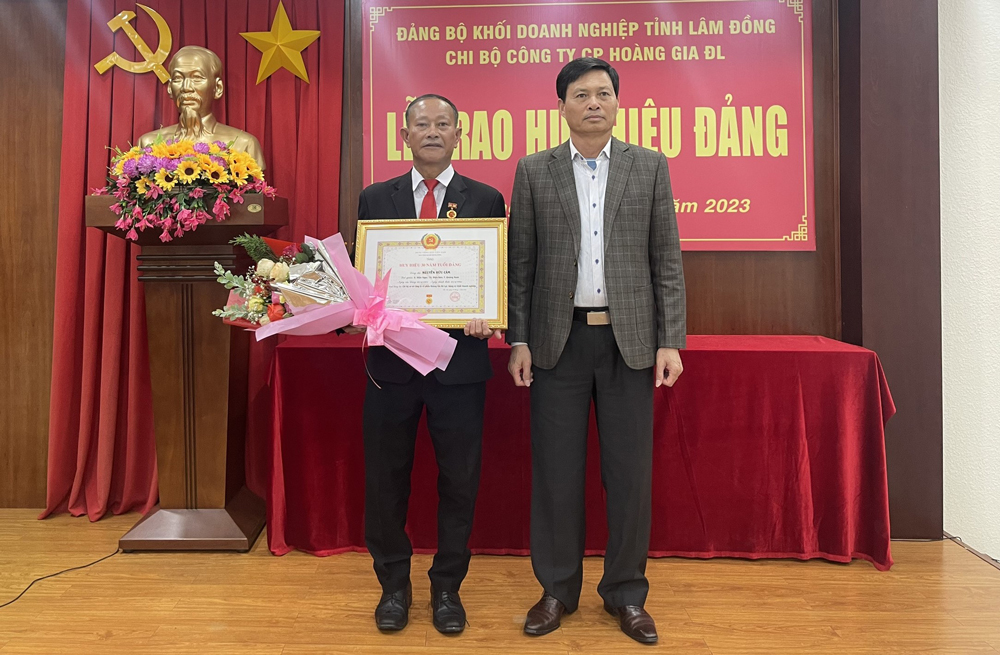 Trao Huy hiệu Đảng cho 1 đảng viên trong doanh nghiệp