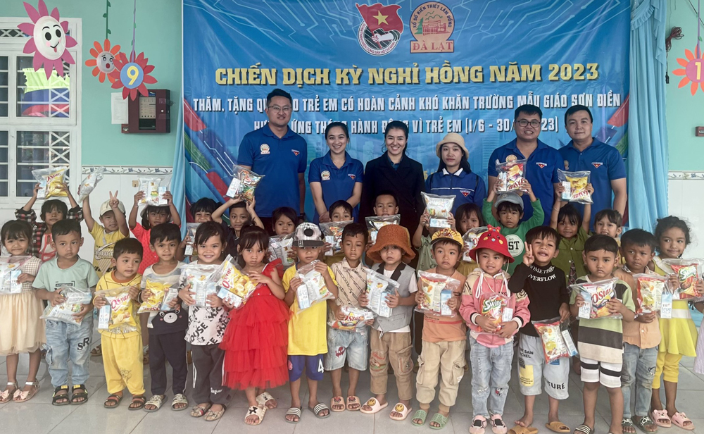 Di Linh: Trao quà cho học sinh Trường Mẫu giáo Sơn Điền