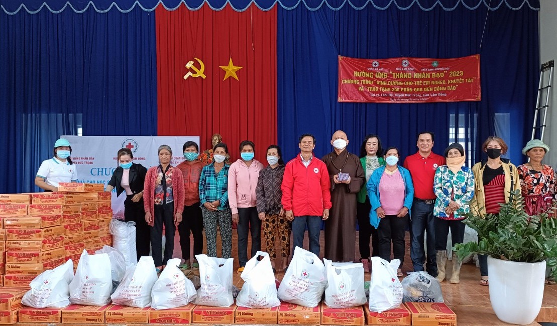 Đức Trọng: Trao tặng quà, sữa dinh dưỡng cho học sinh và hộ dân có hoàn cảnh khó khăn