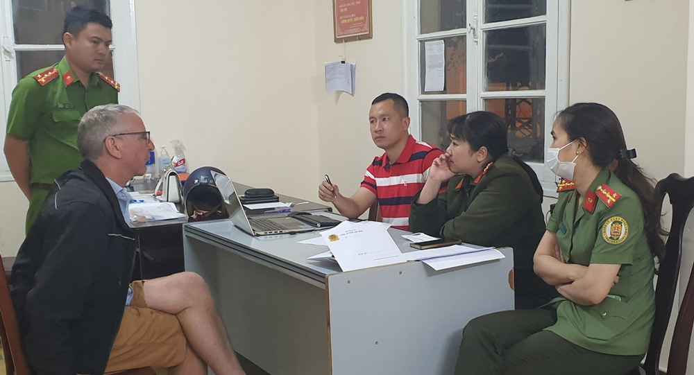 Công an Lâm Đồng bắt nóng nghi phạm người nước ngoài sát hại vợ