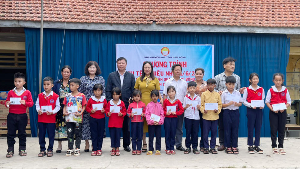 Lâm Hà: Trao quà và học bổng cho học sinh xã Đạ Đờn