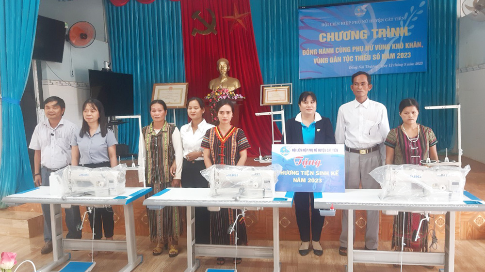 Cát Tiên: Trao tặng sinh kế cho hội viên phụ nữ khó khăn