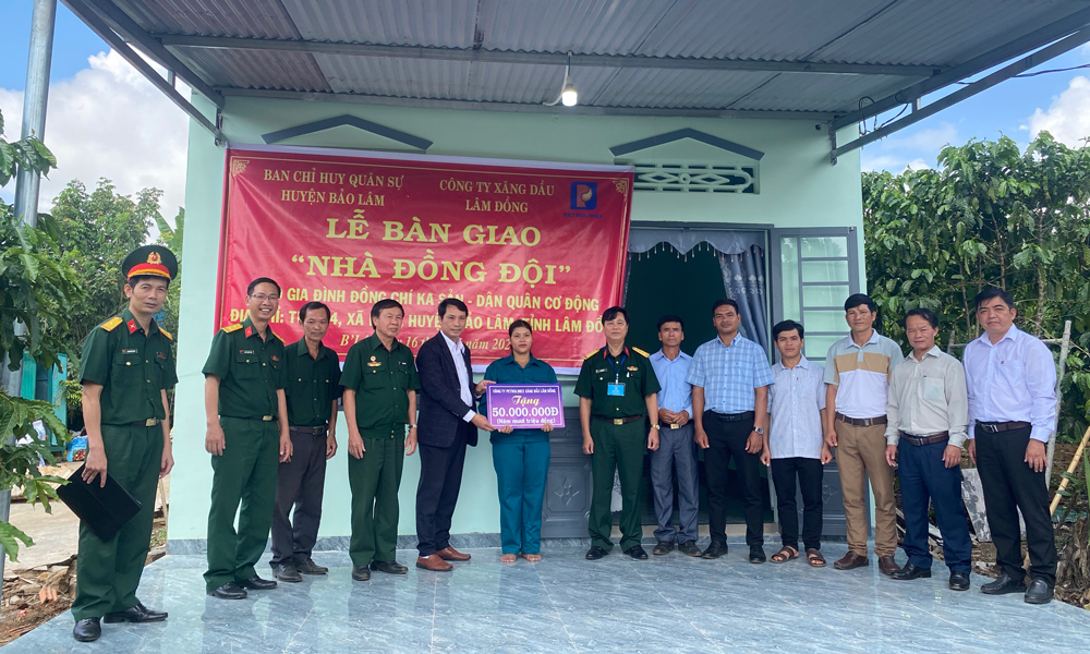 Bảo Lâm: Bàn giao 2 căn nhà nghĩa tình quân dân và nhà đồng đội cho hộ đồng bào dân tộc thiểu số