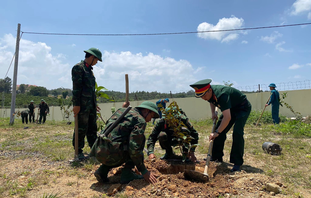 Trung đoàn Bộ binh 994 trồng cây xanh mừng sinh nhật Bác