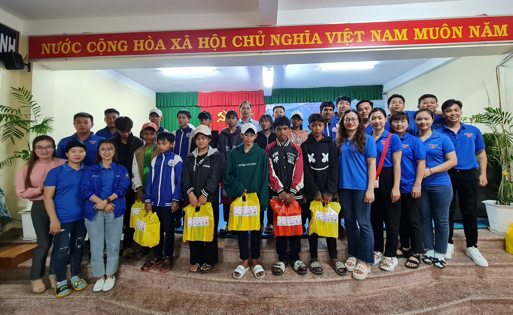 Lạc Dương: Trao tặng 120 phần quà cho học sinh có hoàn cảnh khó khăn